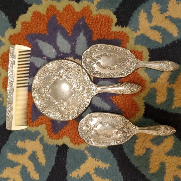 Vintage vanity mirror brushes and comb set excellent condition - Picture 2 of 9